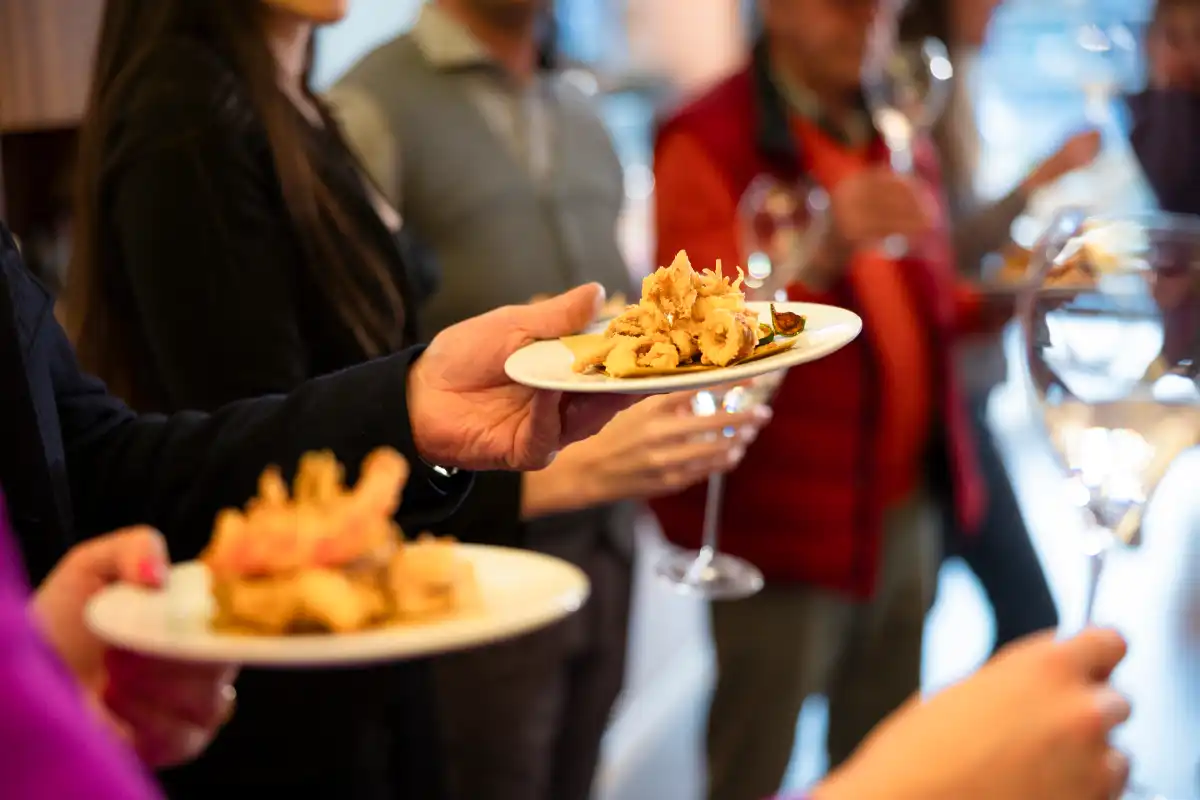 Una sala di Ristorante TRE apparecchiata per la sera