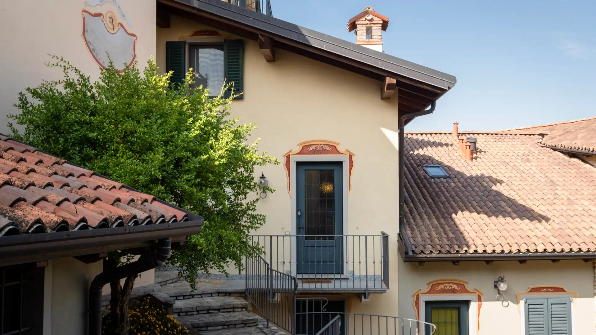 Gli ingressi degli appartamenti nel cortile della Corte del Passone a Montevecchia