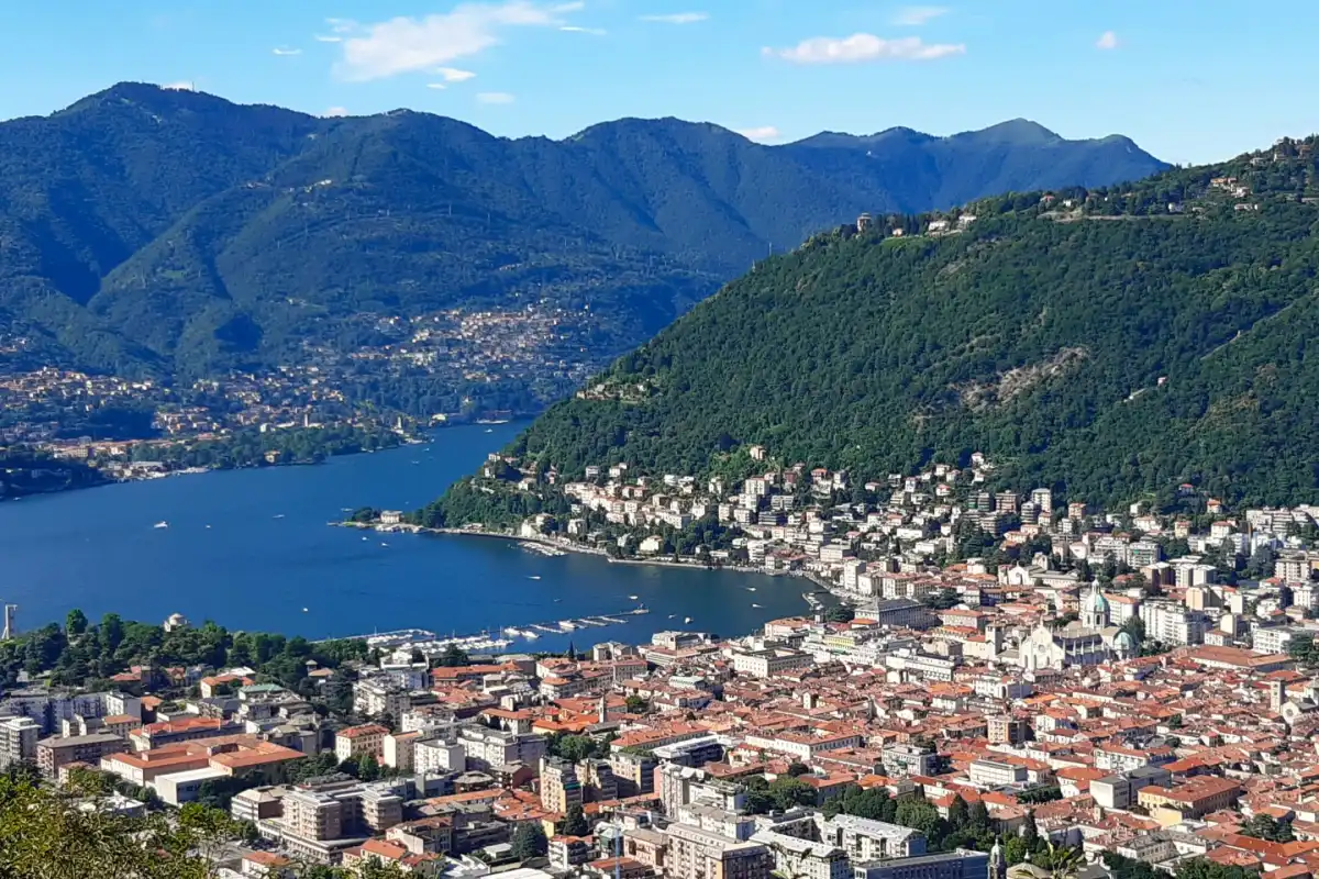 Como, la città e il lago, nei dintorni della Corte del Passone a Montevecchia