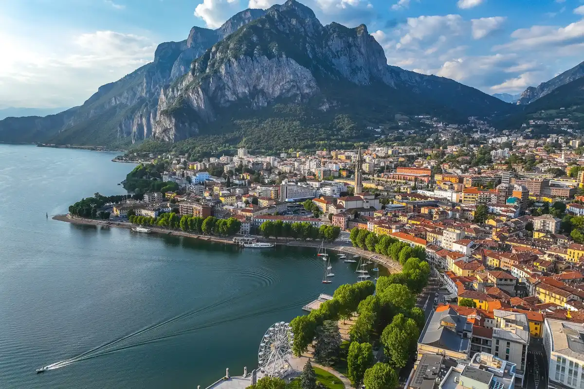 Lecco, il lago e le montagne, nei dintorni della Corte del Passone a Montevecchia