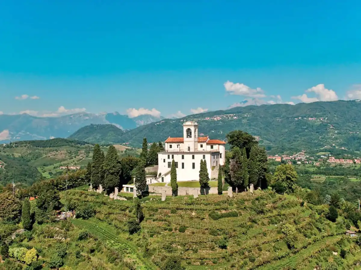 I santuari e i panorami di Montevecchia, nei dintorni della Corte del Passone