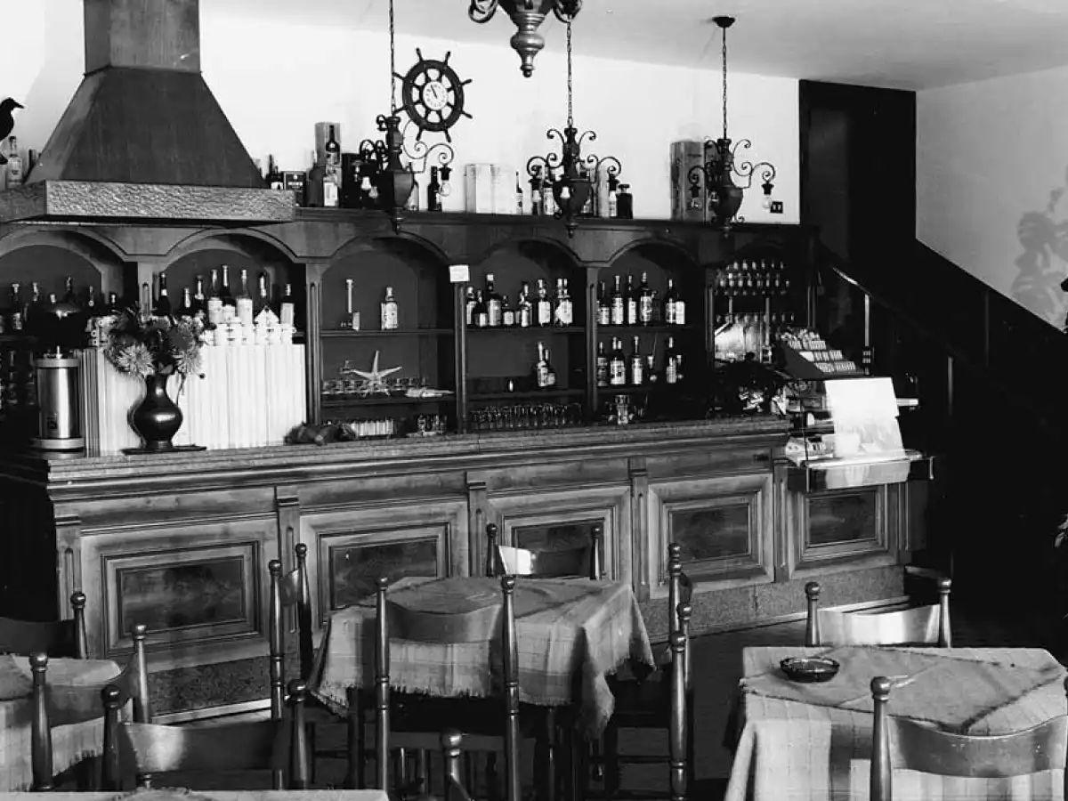 Franco ed Elvira davanti alla trattoria del Passone a Montevecchia, anni Cinquanta